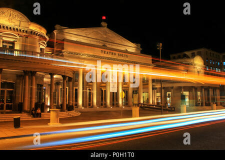 Teatro Solis di notte con semaforo a Montevideo città vecchia, Uruguay. È stato aperto nel 1856. Foto Stock