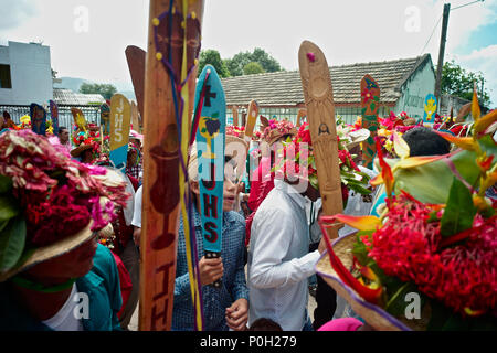 La danza dei demoni e il Corpus Christi entro il Kankuamo indiani territorio, in foothill delle cime innevate della Sierra Nevada. Foto Stock