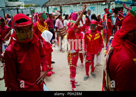 La danza dei demoni e il Corpus Christi entro il Kankuamo indiani territorio, in foothill delle cime innevate della Sierra Nevada. Foto Stock