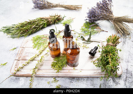 Bottiglie con organici aroma essenziale di olio per aromaterapia Foto Stock