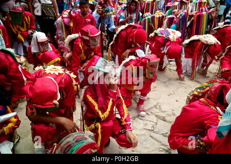 La danza dei demoni e il Corpus Christi entro il Kankuamo indiani territorio, in foothill delle cime innevate della Sierra Nevada. Foto Stock