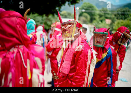 La danza dei demoni e il Corpus Christi entro il Kankuamo indiani territorio, in foothill delle cime innevate della Sierra Nevada. Foto Stock