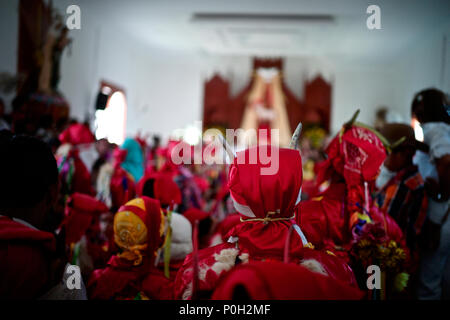 La danza dei demoni e il Corpus Christi entro il Kankuamo indiani territorio, in foothill delle cime innevate della Sierra Nevada. Foto Stock