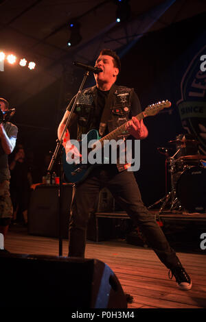 Olgiate Molgora (LC), 7 giugno. Meno di Jake esegue live @ La Sbiellata Sanzenese. © Davide Merli / Alamy Live News Foto Stock