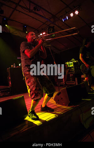 Olgiate Molgora (LC), 7 giugno. Meno di Jake esegue live @ La Sbiellata Sanzenese. © Davide Merli / Alamy Live News Foto Stock