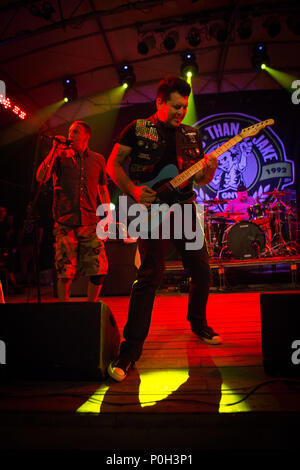 Olgiate Molgora (LC), 7 giugno. Meno di Jake esegue live @ La Sbiellata Sanzenese. © Davide Merli / Alamy Live News Foto Stock