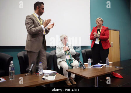 Ex ministro catalano Clara Ponsati, riceve una standing ovation dal suo avvocato Aamer Anwar (sinistra) e Joanna Cherry MP (destra), a seguito del suo intervento a una frangia evento presso il Partito nazionale scozzese di primavera della conferenza presso il Centro Conferenze ed Esposizioni di Aberdeen (AECC), Aberdeen. Foto Stock