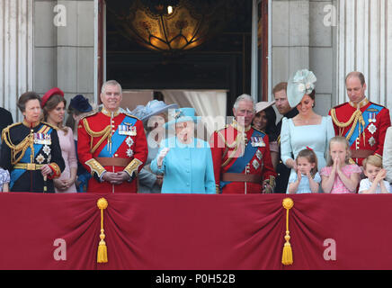 (Da sinistra a destra) il Royal Princess, Principessa Beatrice, Lady Louis Windsor, duca di York, duchessa di Cornovaglia, la Regina Elisabetta II, duchessa di Sussex, Principe di Galles, Duca e Duchessa di Sussex, il Duca e la Duchessa di Cambridge con la Principessa Charlotte, Savannah Phillips e Prince George, sul balcone di Buckingham Palace Nel centro di Londra, seguendo il Trooping il colore cerimonia presso la sfilata delle Guardie a Cavallo come la regina festeggia il suo compleanno ufficiale. Foto Stock