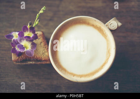Caffè latte tazza di caffè sul tavolo del bar Foto Stock