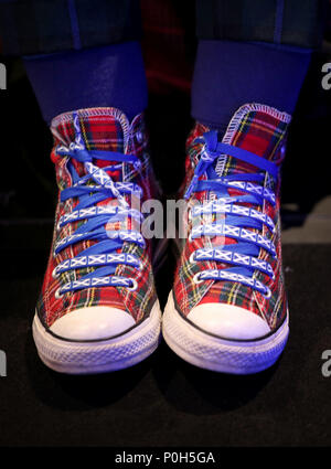 Scarpe di un delegato durante il Partito nazionale scozzese di primavera della conferenza presso il Centro Conferenze ed Esposizioni di Aberdeen (AECC), Aberdeen. Foto Stock