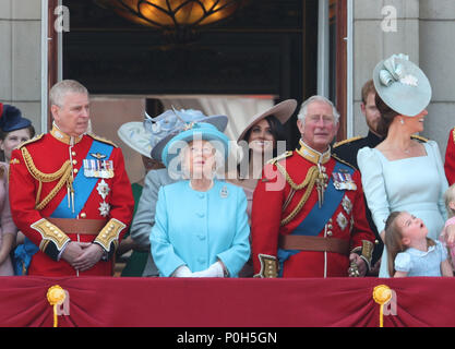 (Da sinistra a destra) il duca di York, duchessa di Cornovaglia (nascosto), la Regina Elisabetta II, duchessa di Sussex, Principe di Galles, duca di Sussex e la Duchessa di Cambridge con la Principessa Charlotte, sul balcone di Buckingham Palace Nel centro di Londra, seguendo il Trooping il colore cerimonia presso la sfilata delle Guardie a Cavallo come la regina festeggia il suo compleanno ufficiale. Foto Stock