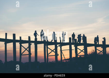 Ultima luce in U Beng ponte, ponte di legno a Mandalay, Myanmar. Foto Stock