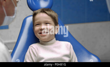 Little Boy avente i suoi denti esaminati da un dentista Foto Stock