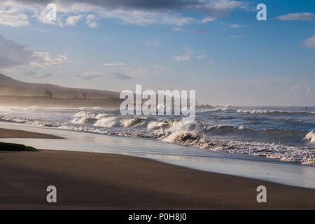 La mattina presto dopo una notte di tempesta sulla costa dell'Oceano Atlantico a Sao Miguel Island, isole Azzorre, Portogallo. Nuvole intenso su un cielo blu. Foto Stock