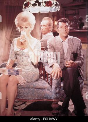 Pellicola originale titolo: KISS ME, stupido. Titolo inglese: KISS ME, stupido. Regista: Billy Wilder. Anno: 1964. Stelle: RAY WALSTON; Kim Novak; Dean Martin. Credito: United Artists / Album Foto Stock