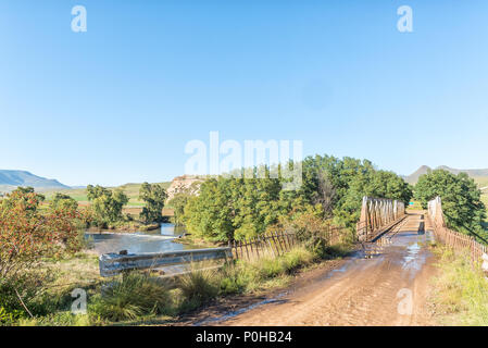 La singola corsia ponte sulla strada R396 oltre il fiume a campana. La combinazione della campana e Kraai fiumi è visibile a sinistra Foto Stock