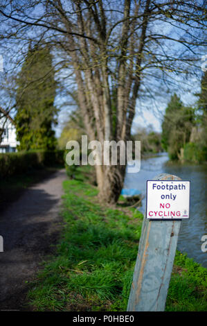 Maidenhead, Regno Unito. Vista generale, pali verticali in legno con, Bye leggi postered su segnalazione di ingresso al blocco Boulters a Cookham R Foto Stock