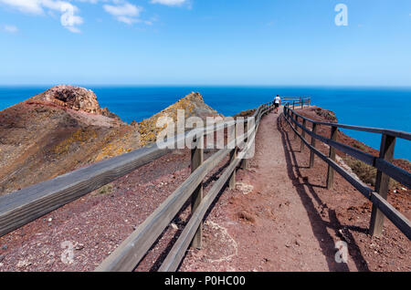 Tipico paesaggio di Fuerteventura con aride montagne vulcaniche e l'oceano - una vista dal faro Entallada terrazza Foto Stock