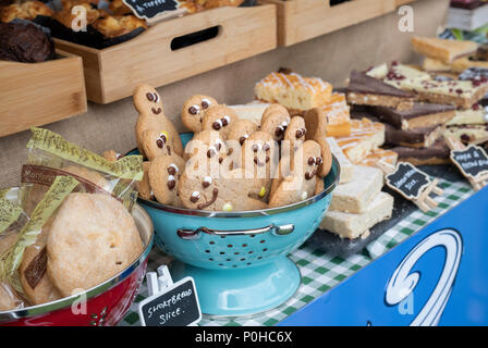 Gingerbread uomini per la vendita ad un festival di cibo. Regno Unito Foto Stock