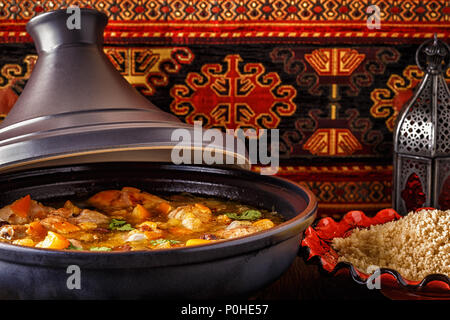 Marocchino tradizionale tajine di pollo con limoni salate, olive, il fuoco selettivo. Foto Stock