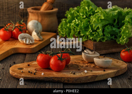 Verdure, erbe e spezie sfondo. Messa a fuoco selettiva. Concetto di vegetariano, cibo sano. Foto Stock