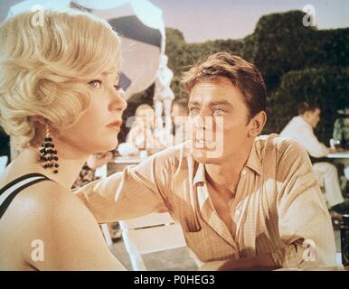 Pellicola originale titolo: Giallo Rolls Royce, l. Titolo inglese: Giallo Rolls Royce, l. Regista: Anthony Asquith. Anno: 1964. Stelle: SHIRLEY MACLAINE; Alain Delon. Credito: M.G.M / Album Foto Stock