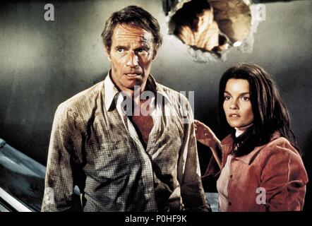 Pellicola originale titolo: terremoto. Titolo inglese: il terremoto. Regista: MARK ROBSON. Anno: 1974. Stelle: Charlton Heston; GENEVIEVE BUJOLD. Credito: Universal Pictures / Album Foto Stock