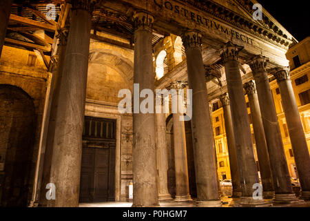 Una visita notturna al Pantheon di Roma, Italia. Foto Stock