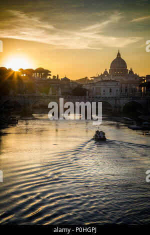 A viaggi in barca sul fiume Tevere davanti la Basilica di San Pietro in Vaticano a Roma, Italia. Foto Stock