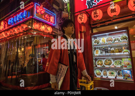 Ristoranti di strada, con shokuhin sanpuru, campioni alimentari, uomo a camminare da sulla strada notte, Omiya, Saitama, Giappone Foto Stock