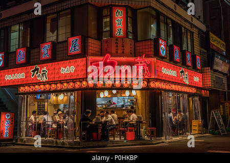 Ristorante sulla strada notte affollata di diners, illuminata da insegne al neon, chochin lanterne, Omiya, Saitama, Giappone Foto Stock