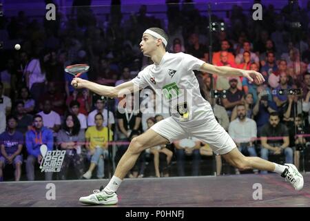 Dubai, Emirati Arabi Uniti. 8 Giugno, 2018. Ali Farag d'Egitto compete nei confronti di Nick Matteo di Inghilterra durante gli uomini semifinale partita a Dubai World Series Finals squash nel torneo di Dubai, Emirati arabi uniti, Giugno 8, 2018. Credito: Mahmoud Khaled/Xinhua/Alamy Live News Foto Stock