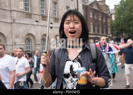 Londra, UK, 9 giugno 2018. Migliaia di estrema protesta per i diritti per Tommy Robinson alla domanda #FreeTommy a Whitehall, 9 giugno 2018, Londra, Regno Unito. Credito: Vedere Li/Alamy Live News Foto Stock