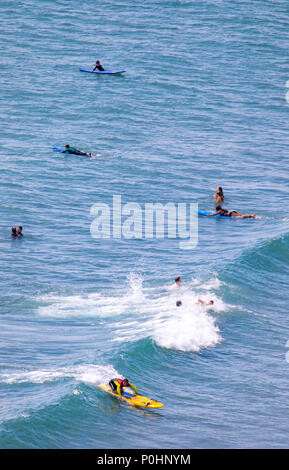 Whitsand Bay, Cornwall, Inghilterra, 9 giugno 2018. Regno Unito - Previsioni del tempo - Le persone che si godono il caldo e soleggiato e rinfrescarsi con un po' di surf e swiming nel mare turchese a Whitsand Bay sulla penisola di rame, Cornwall. © DGDImages/AlamyNews Foto Stock