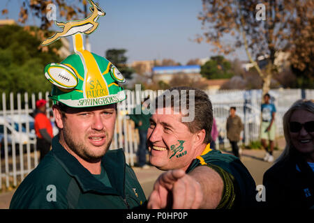 Johannesburg, Sud Africa, 9 giugno 2018. South African sostenitori giocare uno scherzo a un amico prima della prova a Johannesburg di Ellis Park Stadium per la prima prova dei tre test tour di rugby tra il Sud Africa e Inghilterra. Foto Stock