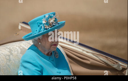 La Sfilata delle Guardie a Cavallo, Londra, Regno Unito. Il 9 giugno, 2018. La famosa regina il compleanno Parade, noto anche come Trooping il colore, avviene con le guardie Coldstream Trooping il loro colore nella parte anteriore del HM la regina e un pubblico di oltre 7.500 ospiti a Horse Guards nel caldo del sole. Sua Maestà la Regina Elisabetta II ispeziona la linea. Credito: Malcolm Park/Alamy Live News. Foto Stock