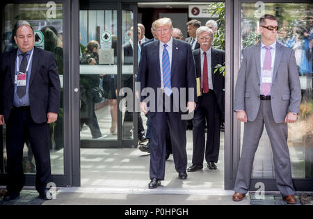 La Malbaie, Canada. 09 Giugno, 2018. 09 giugno 2018, il presidente statunitense Donald Trump (C) lascia il Vertice G7 posizione dopo una conferenza stampa. Credito: Michael Kappeler/dpa/Alamy Live News Foto Stock