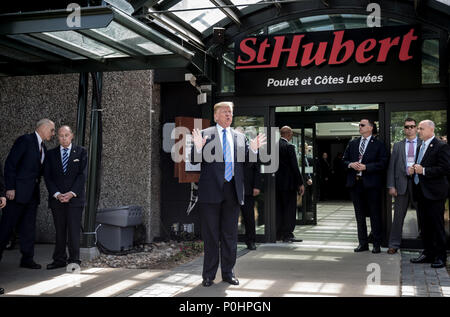 La Malbaie, Canada. 09 Giugno, 2018. 09 giugno 2018, il presidente statunitense Donald Trump lascia il Vertice G7 posizione dopo una conferenza stampa. Credito: Michael Kappeler/dpa/Alamy Live News Foto Stock