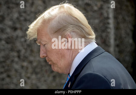 La Malbaie, Canada. 09 Giugno, 2018. 09 giugno 2018, il presidente statunitense Donald Trump lascia il Vertice G7 posizione dopo una conferenza stampa. Credito: Michael Kappeler/dpa/Alamy Live News Foto Stock