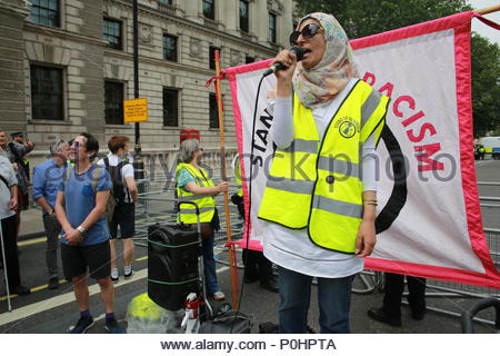 Londra, UK, 9 giugno 2018. Una dimostrazione è stato tenuto nel centro di Londra a sostegno di Tommy Robinson. Una grande folla di suoi sostenitori hanno marciato da Trafalgar Square a Downing Street. Un contatore di dimostrazione è stato tenuto ad una certa distanza e una grande forza di polizia era presente. In questa foto una donna parla contro il razzismo e la pro-Trump politica del governo Tory. Credito: Clearpix/Alamy Live News Credito: Clearpix/Alamy Live News Foto Stock