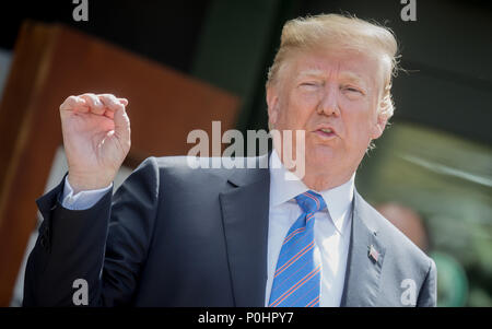 La Malbaie, Canada. 09 Giugno, 2018. 09 giugno 2018, il presidente statunitense Donald Trump lascia il Vertice G7 posizione dopo una conferenza stampa. Credito: Michael Kappeler/dpa/Alamy Live News Foto Stock