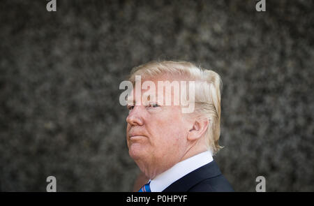 La Malbaie, Canada. 09 Giugno, 2018. 09 giugno 2018, il presidente statunitense Donald Trump lascia il Vertice G7 posizione dopo una conferenza stampa. Credito: Michael Kappeler/dpa/Alamy Live News Foto Stock