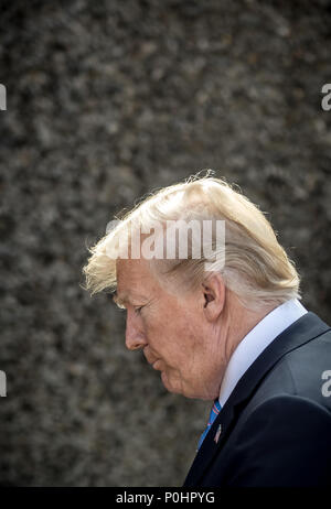 La Malbaie, Canada. 09 Giugno, 2018. 09 giugno 2018, il presidente statunitense Donald Trump lascia il Vertice G7 posizione dopo una conferenza stampa. Credito: Michael Kappeler/dpa/Alamy Live News Foto Stock