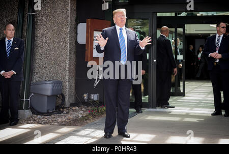 La Malbaie, Canada. 09 Giugno, 2018. 09 giugno 2018, il presidente statunitense Donald Trump lascia il Vertice G7 posizione dopo una conferenza stampa. Credito: Michael Kappeler/dpa/Alamy Live News Foto Stock