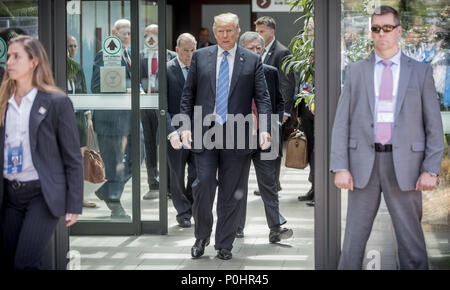 La Malbaie, Canada. 09 Giugno, 2018. 09 giugno 2018, il presidente statunitense Donald Trump (C) lascia il Vertice G7 posizione dopo una conferenza stampa. Credito: Michael Kappeler/dpa/Alamy Live News Foto Stock