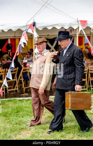 Wraxall, Regno Unito, 9 giugno 2018 Folla godetevi il sole a scavare per la vittoria mostra vicino a Bristol. Visitatori messo sulle loro migliori anni quaranta costumi di unirsi a re-enactors e gli appassionati di storia. ©Signor Standfast/Alamy Live news Foto Stock