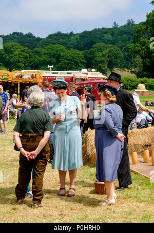 Wraxall, Regno Unito, 9 giugno 2018 Folla godetevi il sole a scavare per la vittoria mostra vicino a Bristol. Visitatori messo sulle loro migliori anni quaranta costumi di unirsi a re-enactors e gli appassionati di storia. ©Signor Standfast/Alamy Live news Foto Stock