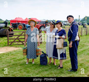 Wraxall, Regno Unito, 9 giugno 2018 Folla godetevi il sole a scavare per la vittoria mostra vicino a Bristol. Visitatori messo sulle loro migliori anni quaranta costumi di unirsi a re-enactors e gli appassionati di storia. ©Signor Standfast/Alamy Live news Foto Stock