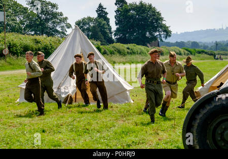 Wraxall, Regno Unito, 9 giugno 2018 Folla godetevi il sole a scavare per la vittoria mostra vicino a Bristol. Visitatori messo sulle loro migliori anni quaranta costumi di unirsi a re-enactors e gli appassionati di storia. ©Signor Standfast/Alamy Live news Foto Stock