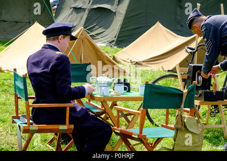 Wraxall, Regno Unito, 9 giugno 2018 Folla godetevi il sole a scavare per la vittoria mostra vicino a Bristol. Visitatori messo sulle loro migliori anni quaranta costumi di unirsi a re-enactors e gli appassionati di storia. ©Signor Standfast/Alamy Live news Foto Stock